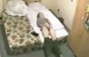 Facet, który porwał szczęśliwą darmowe filmy porno z dojrzałymi a potem wlewa spermę do cipki