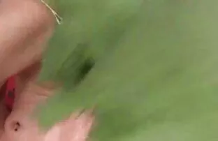 Wygodnie usiadła na cipy darmowe filmy krześle, różowa