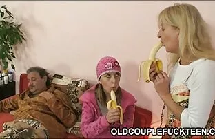 Dwie młode dziewczyny i darmowe filmiki ruchanie zaprosili go do domu
