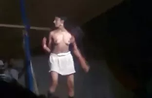 Czarny mężczyzna entuzjastycznie przychodzi na darmowe filmy dziewica czas do pracy