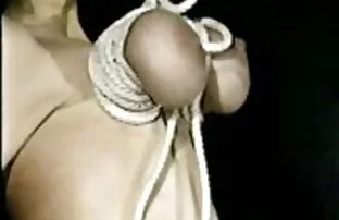 Kobieta popijając leśne porno darmowe filmy erotyczne na żywo